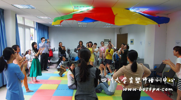 四川大学育婴师集中培训-彩虹伞游戏