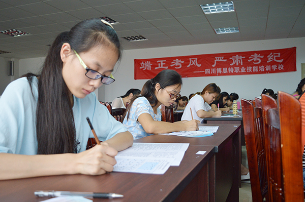 川大育婴师培训学员正在认真参加育婴师考试