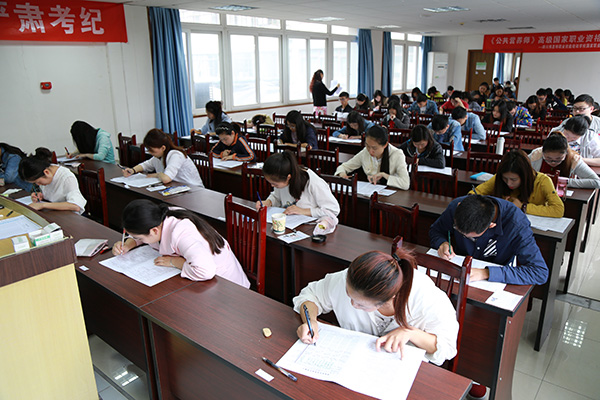 四川大学组织举行成都市公共营养师考试
