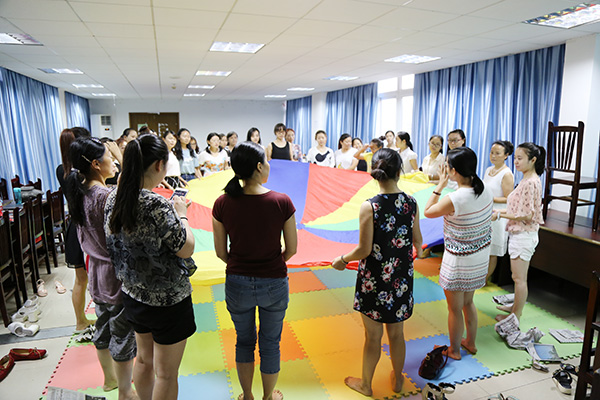 彩虹伞-四川大学育婴师培训